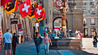 İsviçre'de halk referandum için sandık başına gitti.