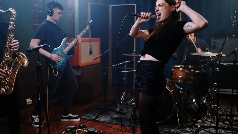 Ünlü Sanatçı, Yeni Albümüyle Müzik Dünyasına Bomba Gibi Döndü Lorem ipsum gibi yapay metinler yerine, gerçek anlam taşıyan bu