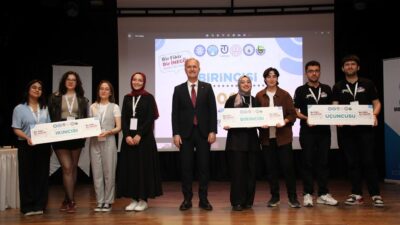 İnegöl Belediyesi organizasyonuyla lise ve üniversite öğrencilerine yönelik gerçekleştirilen “Bir
