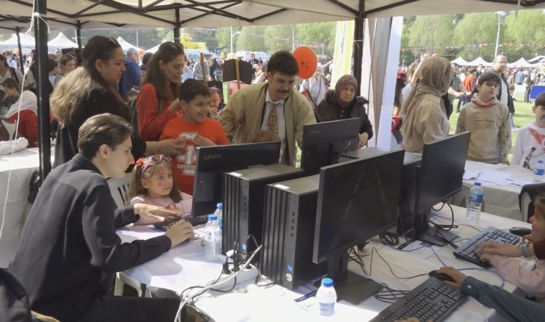 ‘Akıllı Şehir Oyunları’ minik oyuncularla buluştu Bursa Büyükşehir Belediyesi Bilgi İşlem Dairesi Başkanlığı’na bağlı Akıllı Şehircilik