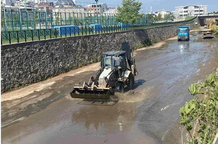 Büyükşehir’den Mandıras Deresi’nde yaz temizliği Bursa Büyükşehir Belediyesi, sıcaklıkların artmasıyla oluşacak muhtemel olumsuzlukların önüne geçmek