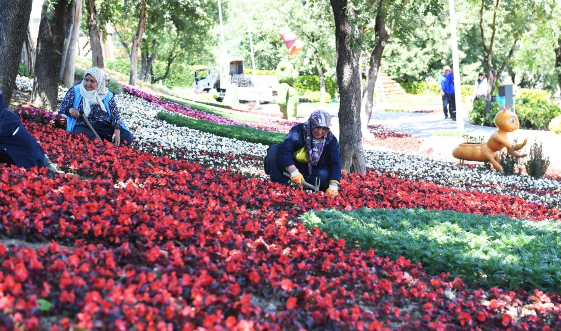 Osmangazi Belediyesi, toprakla buluşturduğu çiçeklerle ilçenin güzelliğine güzellik katıyor. Yaz