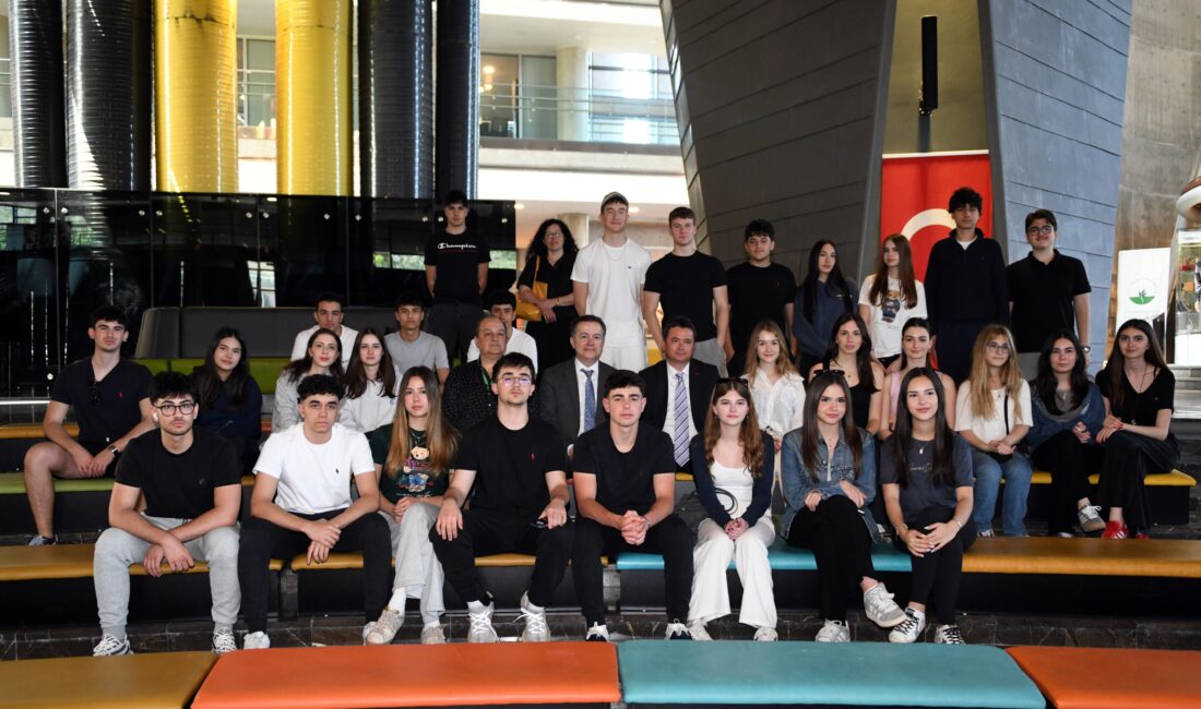Başkan Aydın örnek liselilerle Osmangazi’de bir araya geldi Osmangazi Belediye Başkanı Erkan Aydın, Harmancık Ortaokulu’nda robotik laboratuvar kuran