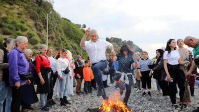 Tirilye’de düzenlenen Hıdırellez Şenlikleri, baharın gelişini müjdeleyen renkli ve neşeli