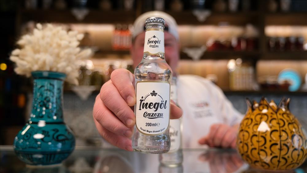 İnegöl Nostalji Gazozu raflardaki yerini aldı İnegöl Belediyesi, şehrin köklü gastronomi kültürünü yaşatmak ve gelecek nesillere
