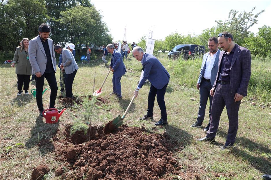 İnegöl’de Çevre Haftasında 150 Fidan Toprakla Buluştu İnegöl Belediyesi Çevre Haftası etkinlikleri kapsamında fidan dikme etkinliği düzenledi.