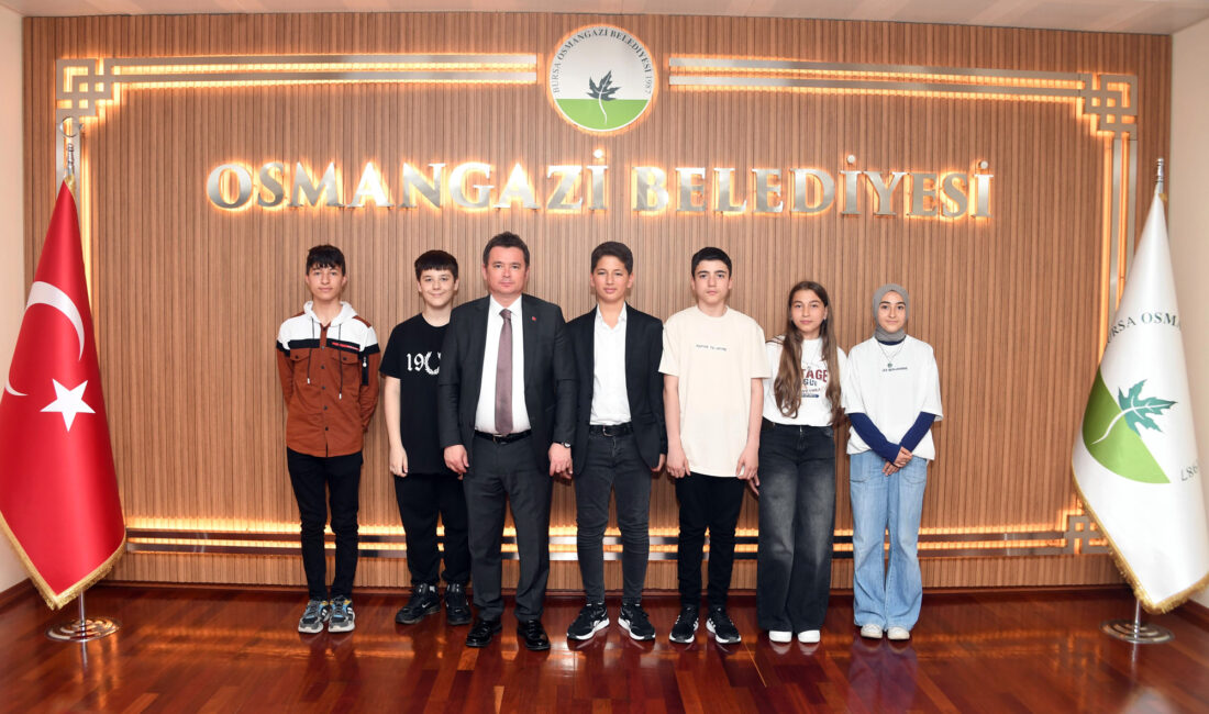 Başkan Aydın, LGS’ye hazırlanan öğrencileri ağırladı Ortaokul öğrencilerinin hayallerindeki liseye gitmelerine katkıda bulunmak isteyen Osmangazi Belediyesi
