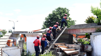 Osmangazi Belediyesi’nin düzenlediği arama kurtarma tatbikatına katılan liseli öğrenciler, afet