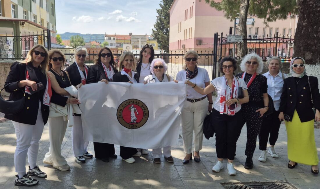 Türk Kadınlar Birliği Bursa Şubesi’nden İznik’e anlamlı ziyaret Türk Kadınlar Birliği (TKB) Bursa Şubesi Başkanı Tijen Sözeri ve