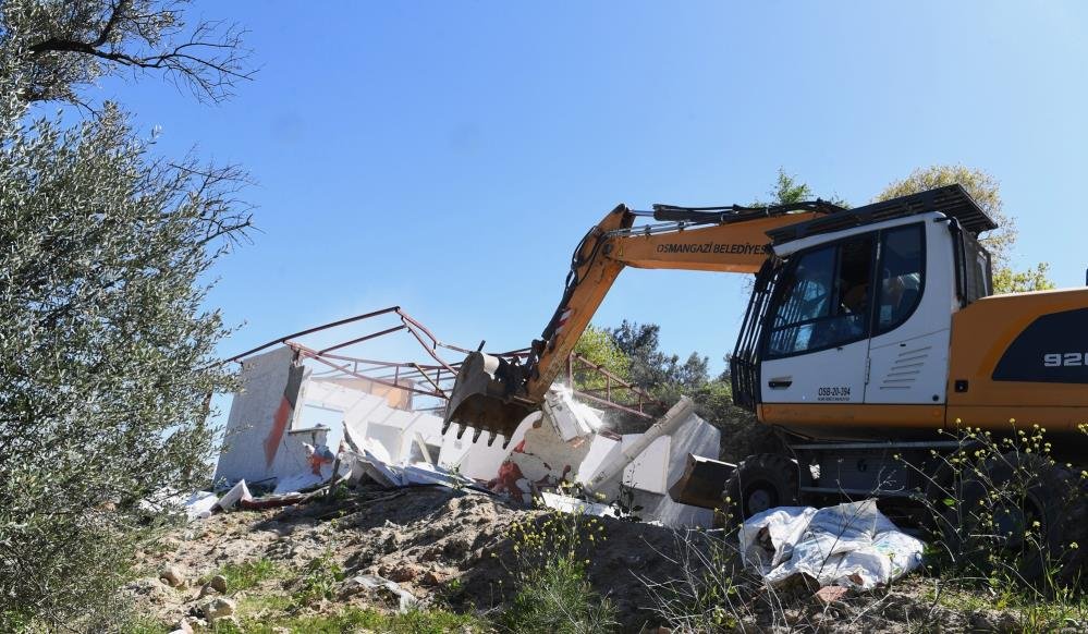 Bursa’da 25 kaçak yapı yıkıldı Bursa'da imara aykırı şekilde inşa edildiği belirlenen bina, inşaat temeli