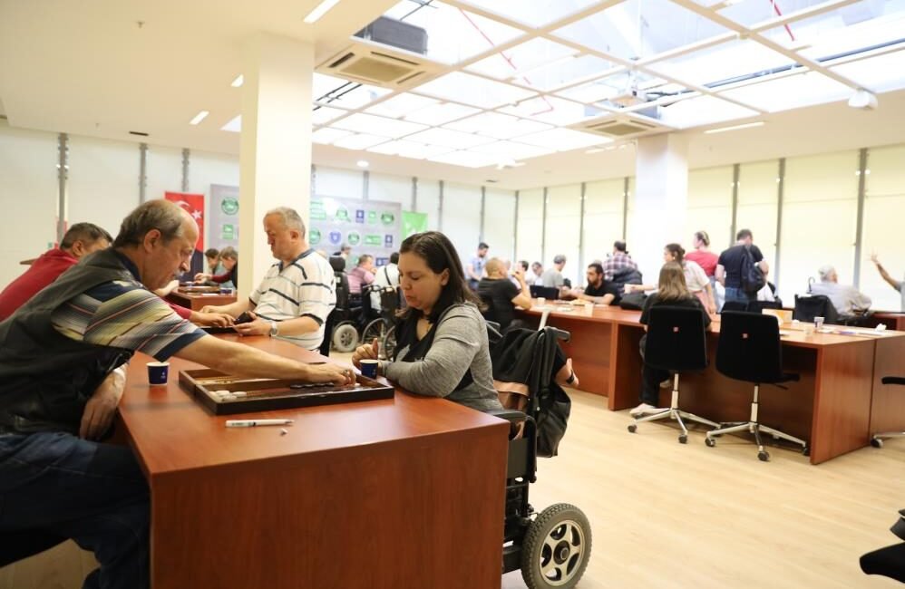 Bursa’da zarlar eşitlik için atıldı Bursa Kent Konseyi Engelliler Meclisi tarafından düzenlenen tavla turnuvasında, zarlar