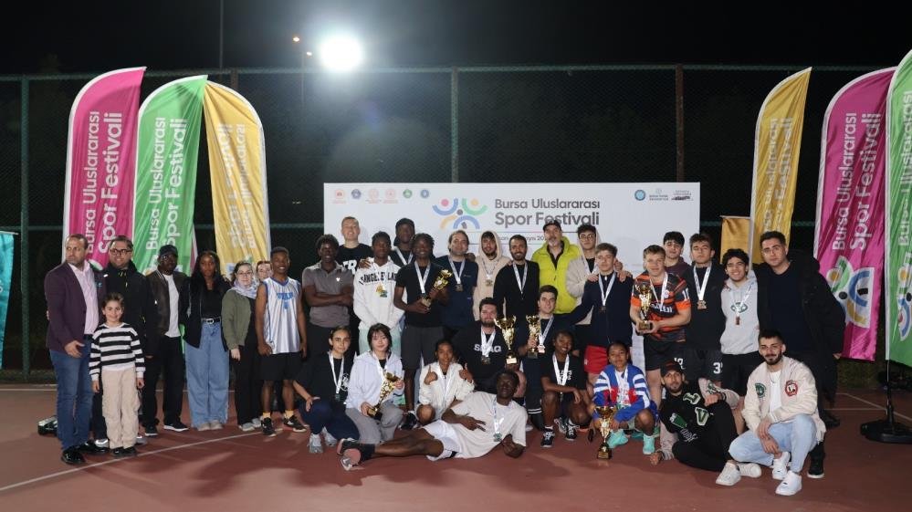 Bursa Uluslararası Spor Festivali’nde sokak basketbolu heyecanı Bursa Büyükşehir Belediyesi tarafından Bursa Uluslararası Spor Festivali kapsamında düzenlenen