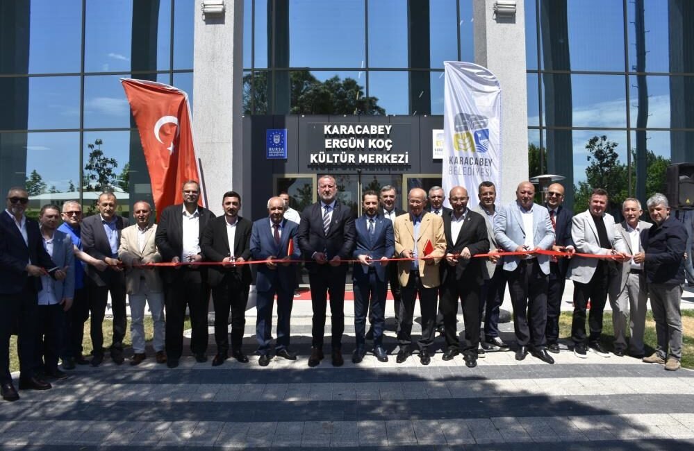 Karacabey 1. Kitap Fuarı görkemli bir törenle açıldı Karacabey Belediyesi’nin ev sahipliğinde ilk kez düzenlenen Kitap Fuarı, 12-17