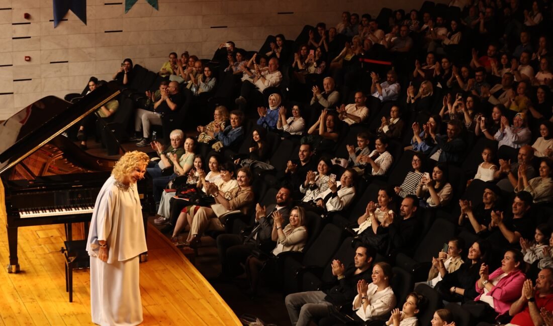 Nilüfer Senfoni Orkestrası ilk konserinde Gülsin Onay’ı ağırladı Başarılı performansıyla uzun yıllardır sanatseverlerin gönlünde taht kuran “Nilüfer Oda