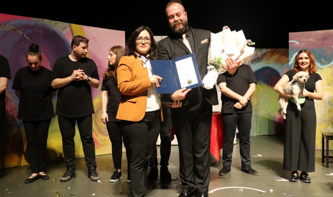 Mimarlar LÖSEV için sahnede… TMMOB Mimarlar Odası Bursa Şubesi üyeleri, Haldun Taner'in oyunlarından derlenen