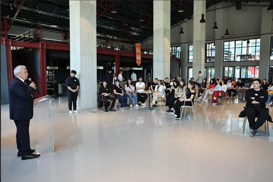 Başkan Şadi Özdemir Gençlik Bayramı’nda gençlerle buluştu Nilüfer Belediyesi, gençlerin sesine kulak veriyor. Gençler, “Genç Sensin, Nilüfer