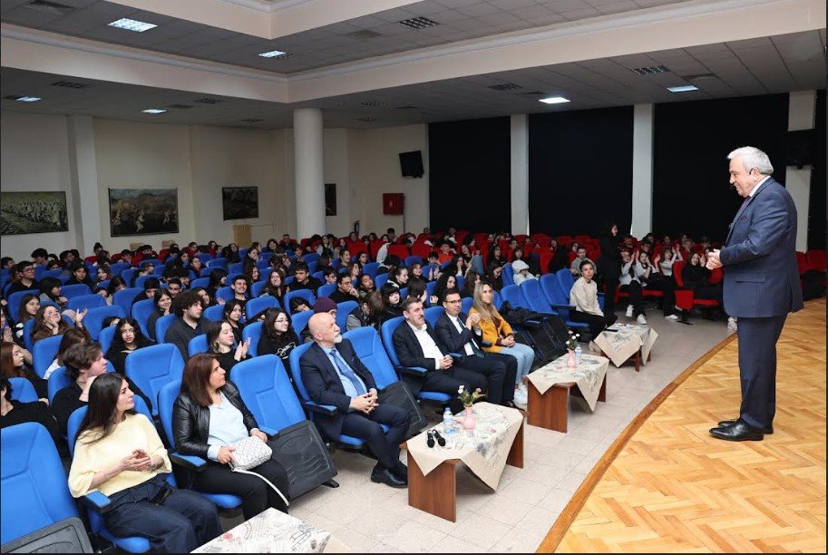 Başkan Özdemir: Umutlarınızı ve mücadeleyi hiçbir zaman bırakmayın Nilüfer Belediye Başkanı Şadi Özdemir, Zeki Müren Güzel Sanatlar Lisesi