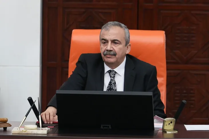 Sırrı Süreyya Önder hayatını kaybetti TBMM Başkanvekili ve DEM Parti İstanbul Milletvekili Sırrı Süreyya Önder