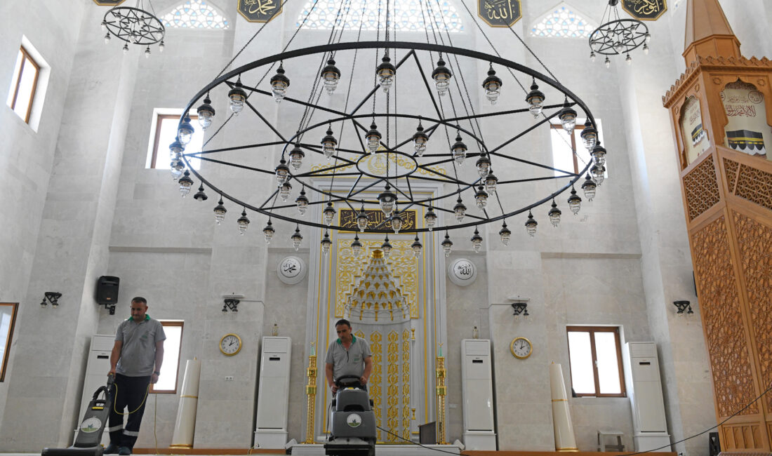 Osmangazi’deki camilerde bayram temizliği Osmangazi Belediyesi, vatandaşların ibadetlerini temiz ve hijyenik bir ortamda gerçekleştirebilmeleri