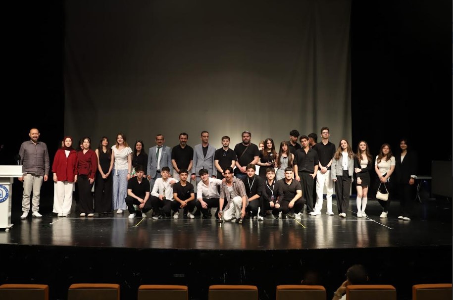 Yıldırım Ticaret MTAL’de Gençlerin Yapay Zekâ Filmleri Alkış Aldı Yıldırım Ticaret Mesleki ve Teknik Anadolu Lisesi, gelenekselleşen kısa film