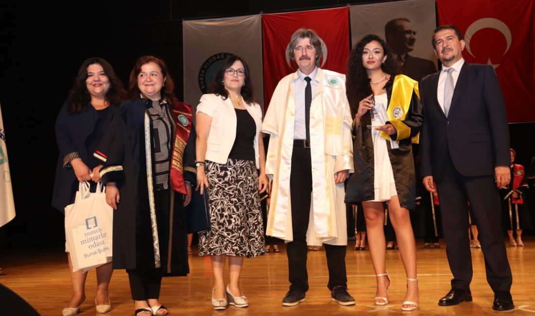 BUÜ Mimarlık Bölümü öğrencilerinin mezuniyet coşkusu Bursa Uludağ Üniversitesi Mimarlık Fakültesi Mimarlık Bölümü öğrencilerinin mezuniyet töreni