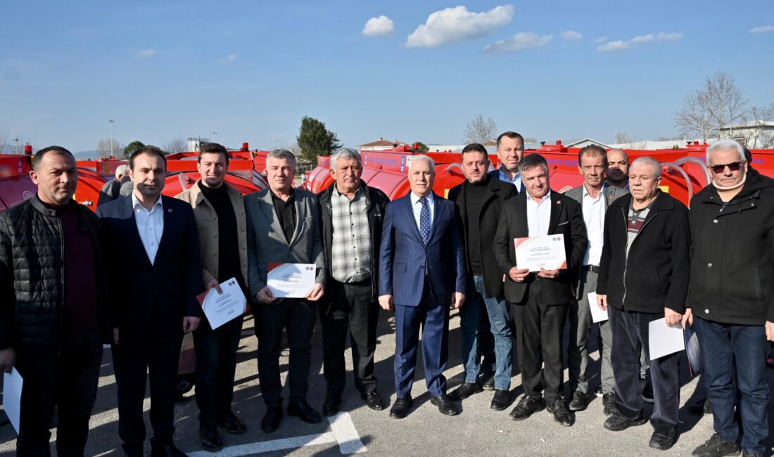 Bursa Büyükşehir Belediyesi tarafından kırsal mahallelere ücretsiz olarak dağıtılan traktör