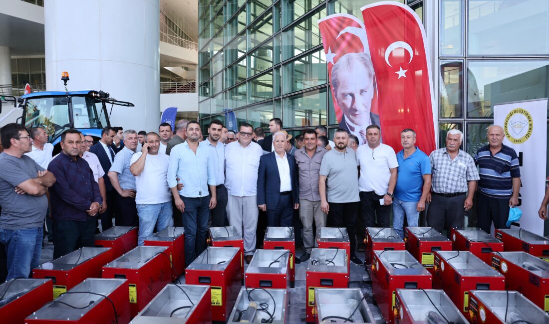 Kırsal kalkınma yatırımlarını hız kesmeden sürdüren Büyükşehir Belediyesi, çiftçilerin ürettikleri