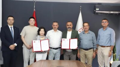 Güney Kore’nin Hwaseong kentinde bulunan Isol Temel Eğitim Okulu’nun yöneticileri,