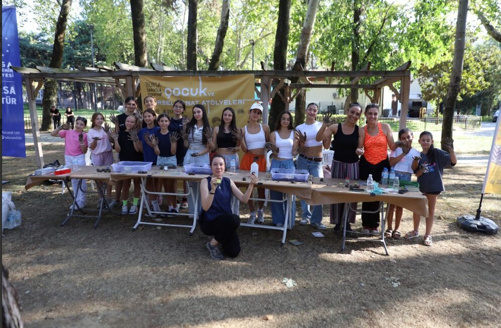 Bursa Büyükşehir Belediyesi tarafından hayata geçirilen Gezici Sanat Atölyesi, kentin