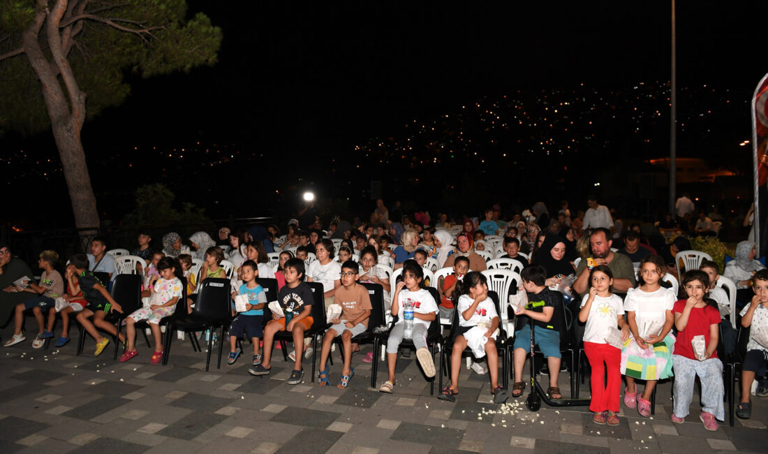 Minik izleyiciler, Osmangazi Belediyesi’nin mahallelerde düzenlediği açık hava sinema gösterimlerinde