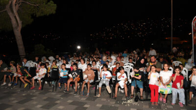 Minik izleyiciler, Osmangazi Belediyesi’nin mahallelerde düzenlediği açık hava sinema gösterimlerinde