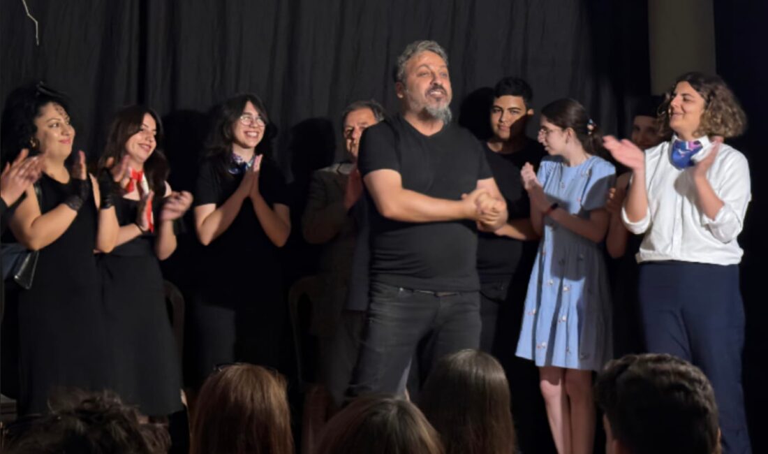 Hatay’ın Defne ilçesinde tiyatro salonu eksikliği yeniden gündeme taşındı. 2005