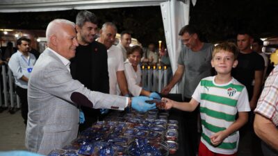 Bursa Büyükşehir Belediyesi, Mevlid Kandili dolayısıyla 17 ilçede vatandaşlara tatlı