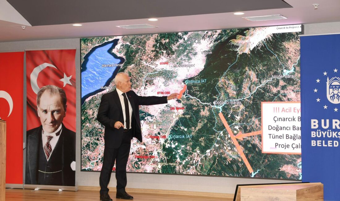 Büyükşehir Belediyesi’nin eylül ayı değerlendirme toplantısında basın mensuplarıyla buluşan Başkan