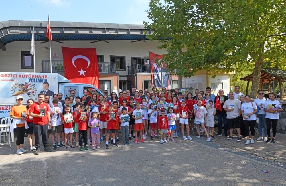 Osmangazi’de 1 kitap 1 fidan kampanyasına büyük ilgi Osmangazi Belediyesi’nin başlattığı 1 Kitap 1 Fidan kampanyasına katılan Osmangazi