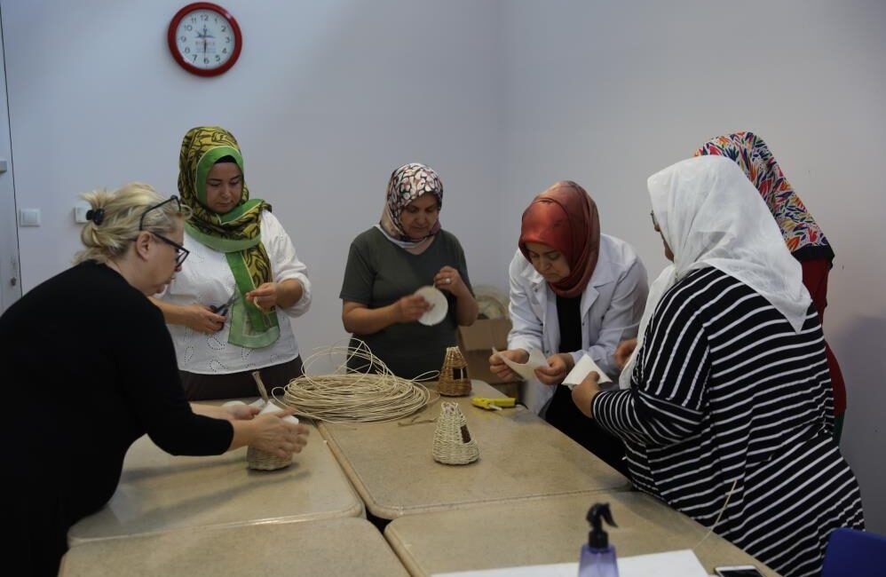 Büyükşehir ile kadın emeği Arkofest’e değer katacak Bursa Büyükşehir Belediyesi, kadın derneklerine yönelik ‘Sepet Örücülüğü’ eğitimi düzenledi.