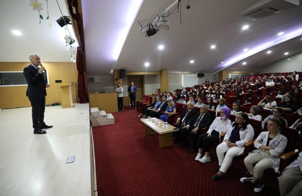 İnegöl’de Genç Bakış buluşmaları yeniden başladı İnegöl Belediye Başkanı Alper Taban’ın ortak akıl ve gençlerin fikirlerinin