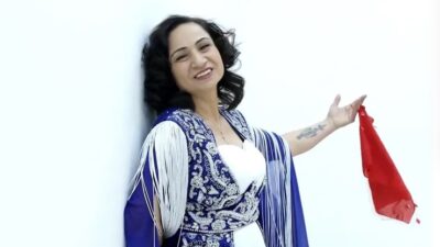 Türk Halk Müziği’nin sevilen sanatçılarından Esin Akar, 1 Ekim Dünya