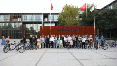 İnegöl Belediyesi’nin düzenlediği “Zaferden Kurtuluşa” etkinlikleri kapsamında bisikletle şehir turu