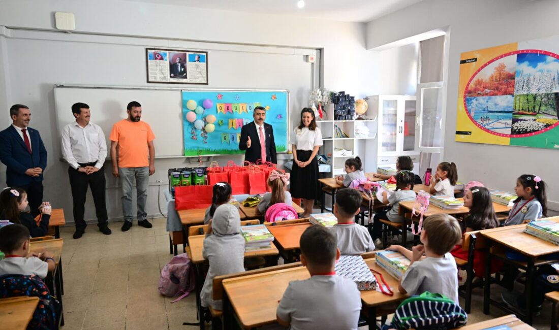 Başkan Yılmaz’dan Öğrencilere Altın Öğütler Yeni Eğitim Öğretim yılının ilk gününde 3 okulu ziyaret ederek,