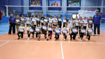 Bursa Büyükşehir Belediyesi tarafından düzenlenen Kış Spor Okulları sayesinde çocuklar,