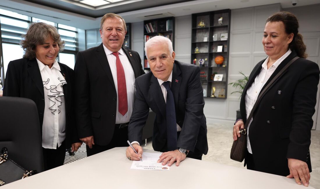 Bursa Büyükşehir Belediye Başkanı Mustafa Bozbey, üye giriş belgesini imzaladığı