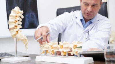 "Osteoporoz, erken dönemde belirti vermeden ilerleyerek kemik yoğunluğunun azalmasına ve