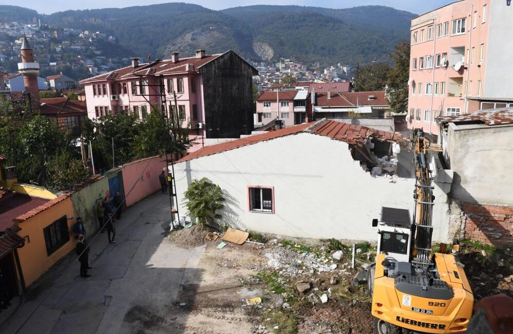 Osmangazi’de tarihi koruyan yıkım Bursa'nın tarihi Osmangazi Mahallesi'nde arkeolojik sit alanına yapıldığı tespit edilen