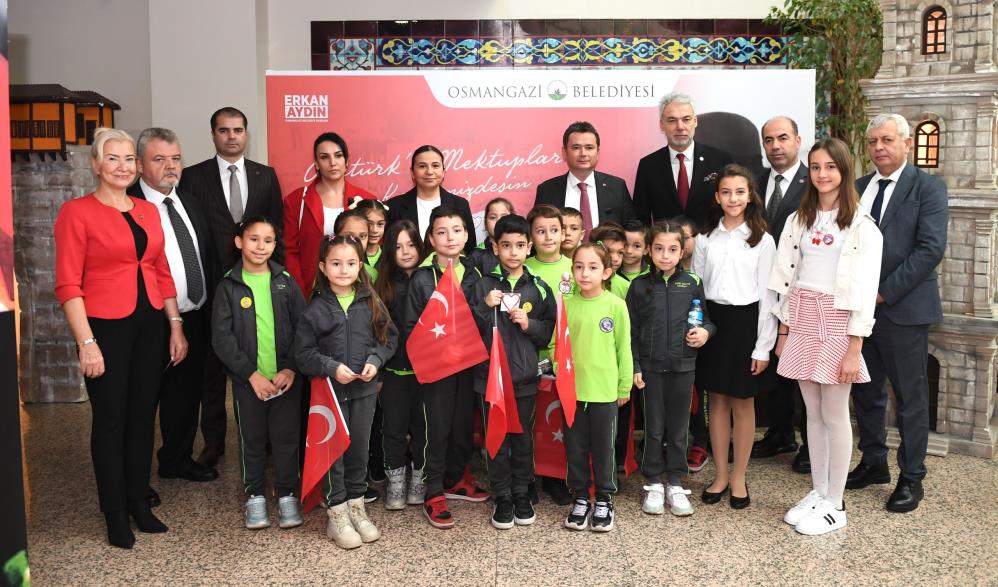 Osmangazi Belediyesi’nin hizmete açtığı kütüphanelere gelen çocuklar, Atatürk’e sevgi ve