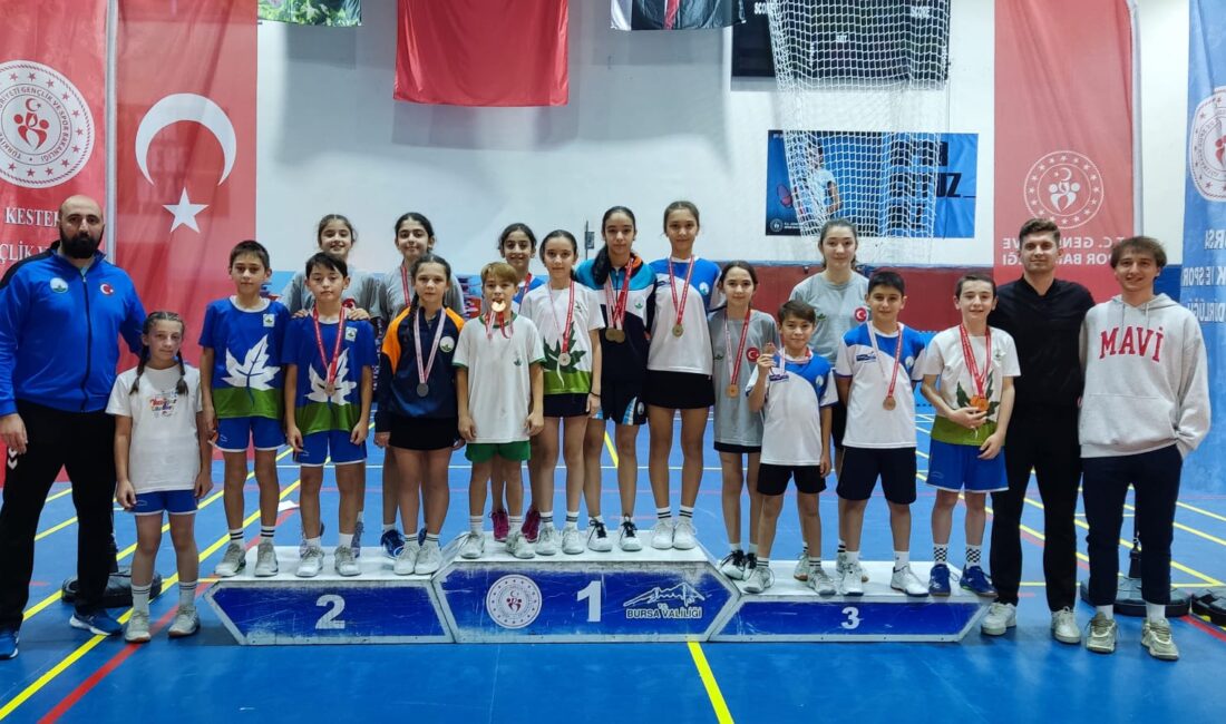 Osmangazi Belediyespor Badminton Takımı sporcuları, kıyasıya mücadelelerin yaşandığı Cumhuriyet Kupası