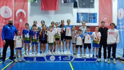 Osmangazi Belediyespor Badminton Takımı sporcuları, kıyasıya mücadelelerin yaşandığı Cumhuriyet Kupası