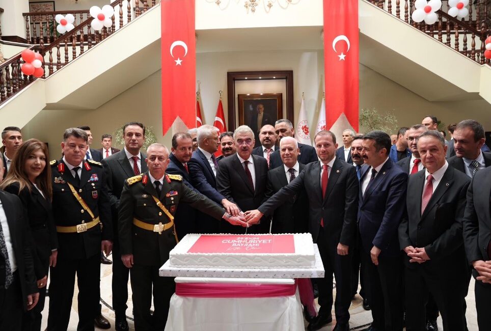 Bursa’da Cumhuriyet Bayramı coşkusu Bursa’da da 29 Ekim Cumhuriyet Bayramı’nın 102. yılı büyük coşkuyla