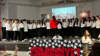 Cumhuriyetimizin 102. yılı kutlamaları kapsamında Bursa Erkek Lisesi öğrencileri, anlamlı