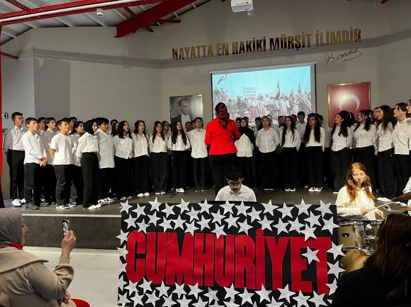 Cumhuriyetimizin 102. yılı kutlamaları kapsamında Bursa Erkek Lisesi öğrencileri, anlamlı